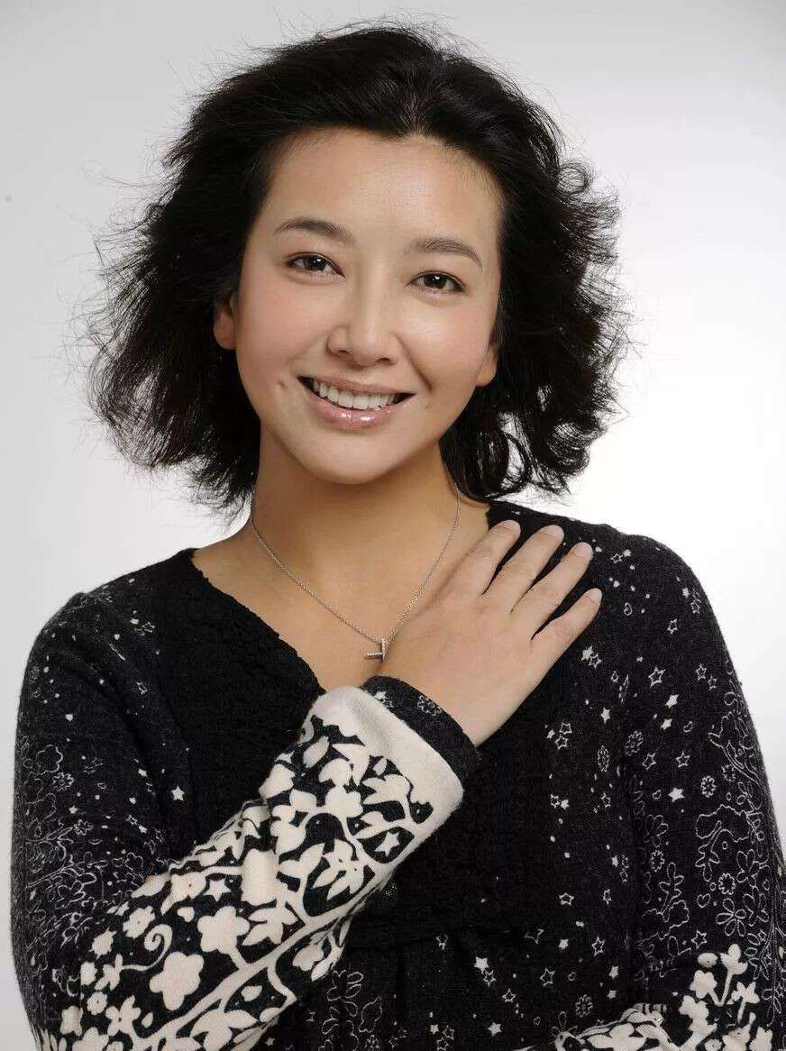 被56岁的江珊惊艳了：发型蓬松，衣着休闲，如邻家姐姐不显老