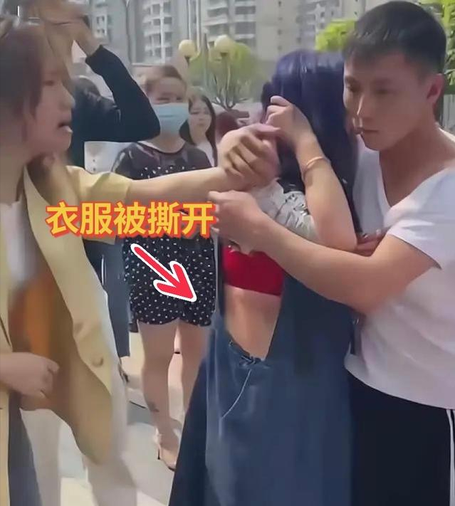 原配当街打“小三”，丈夫护“三”心切，网友喊话原配：打错人了