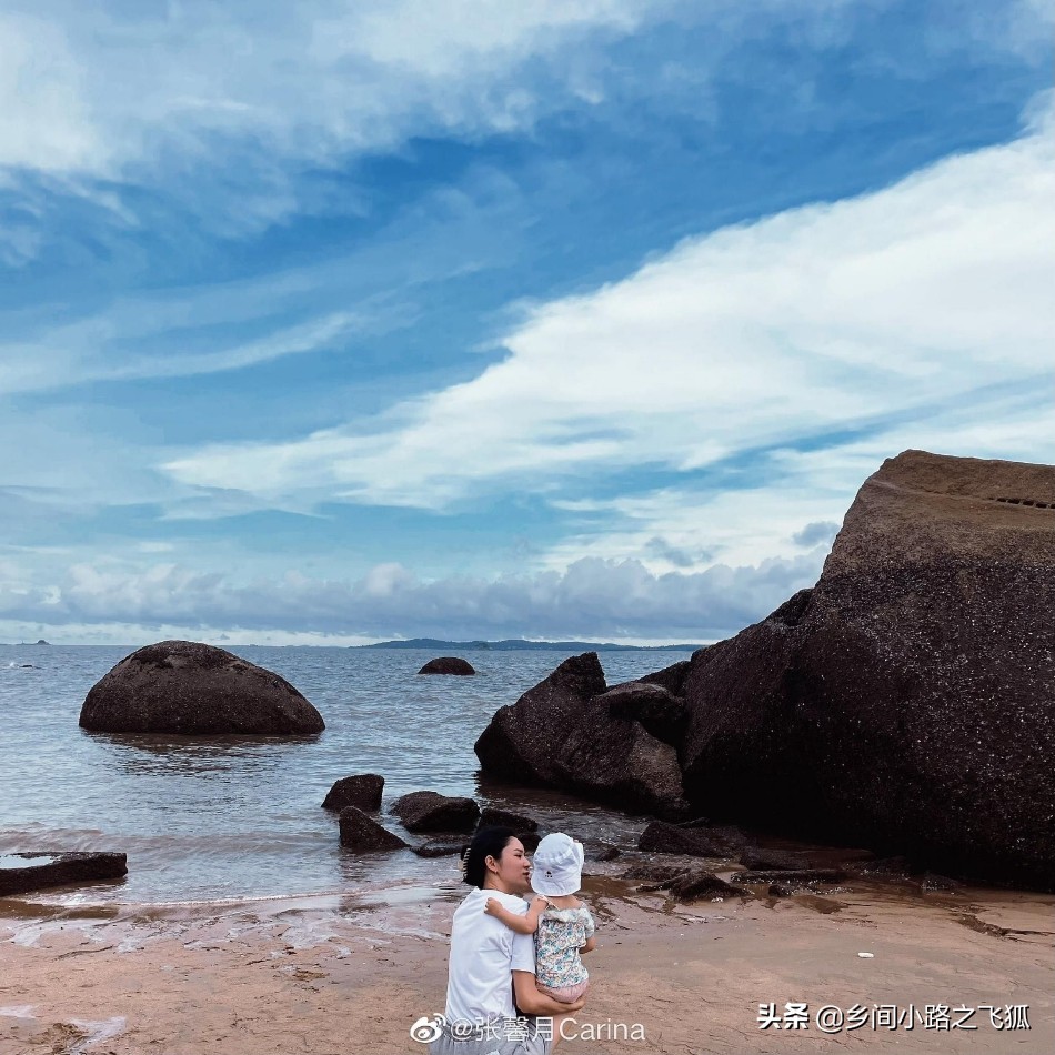 张馨月晒与女儿沙滩游玩合照 与孩子一起海边玩沙幸福温馨