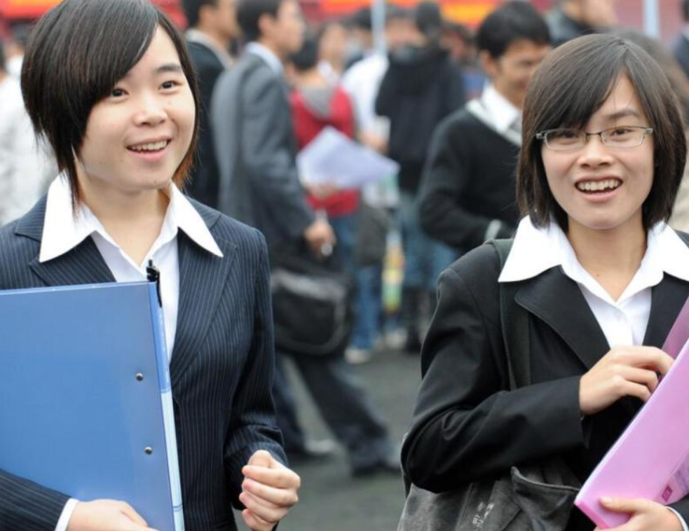 女大学生流浪深圳街头不想打工，问其原因：想做个白领