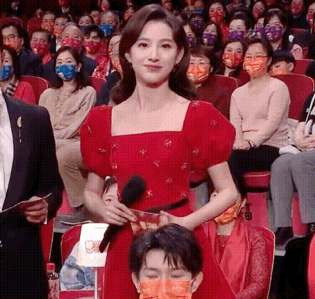 婚庆妈妈装新风尚：高定礼服成出圈必备，优雅气场全开