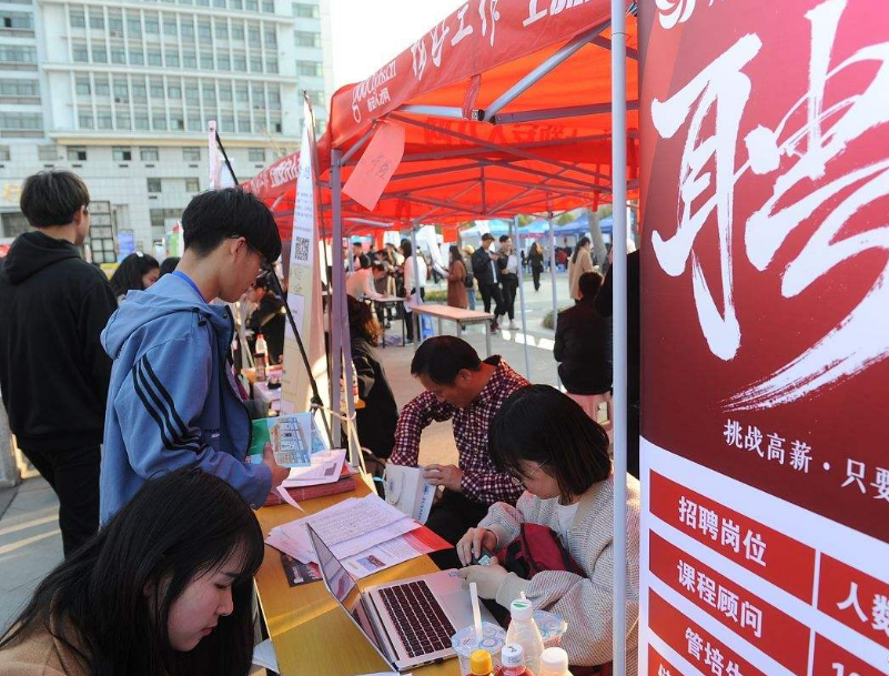 13年前，江苏19岁美女爱上大20岁大学老师，为爱不惜断绝父女关系