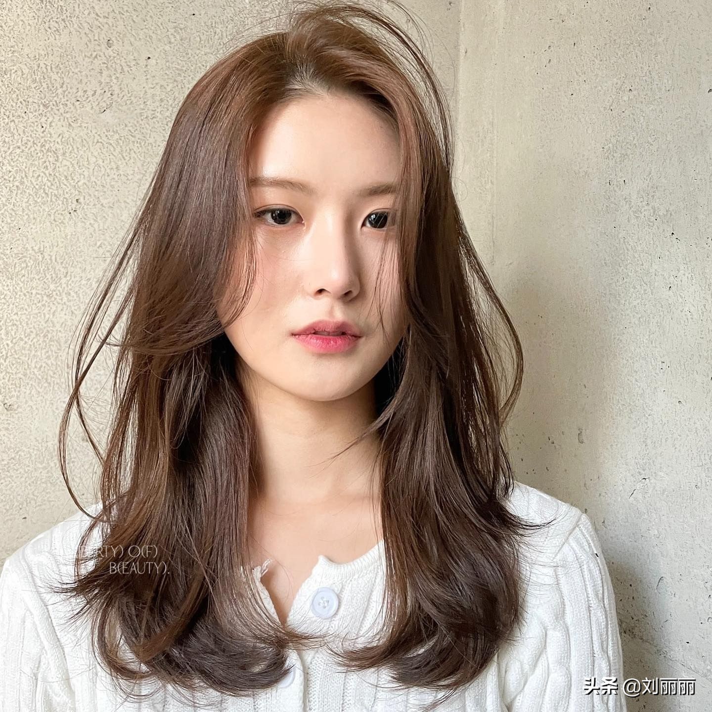 女人想变美,最火的发型不能少,剪短发烫卷卷