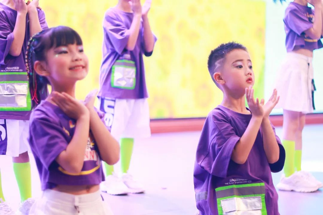 天府新区华阳实验小学举行“童星耀五月·艺术绽花开”群舞比赛