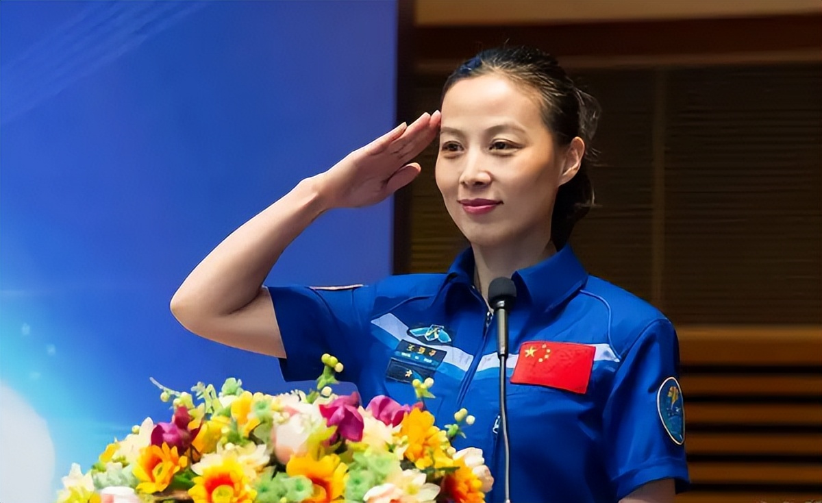 摘星星的王亚平回家，兑现和女儿的诺言，教育经历曝光让人赞叹