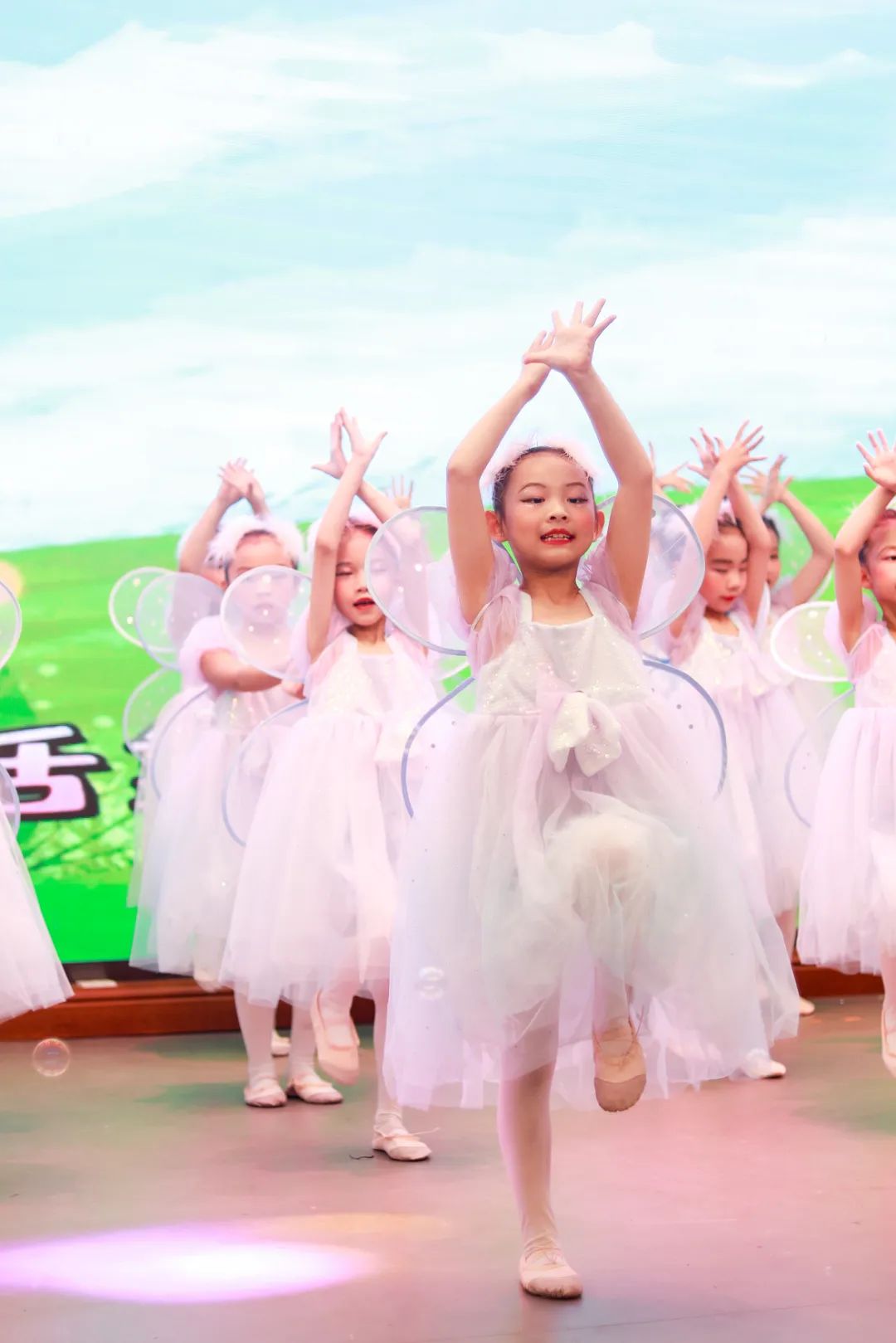 天府新区华阳实验小学举行“童星耀五月·艺术绽花开”群舞比赛