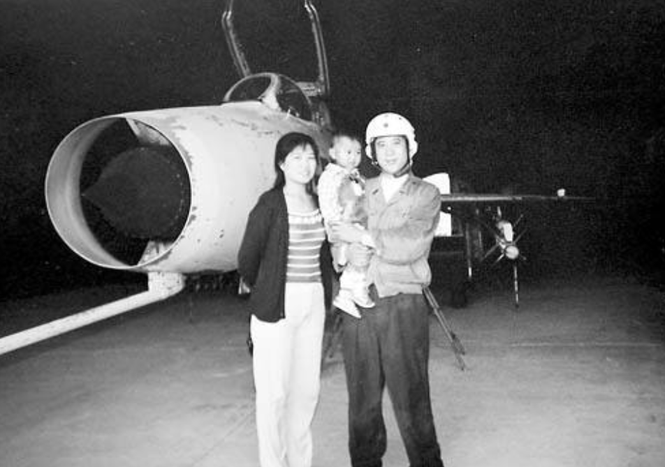 16秒生死抉择：为救村庄，飞行员李剑英三次放弃逃生，坠机而亡