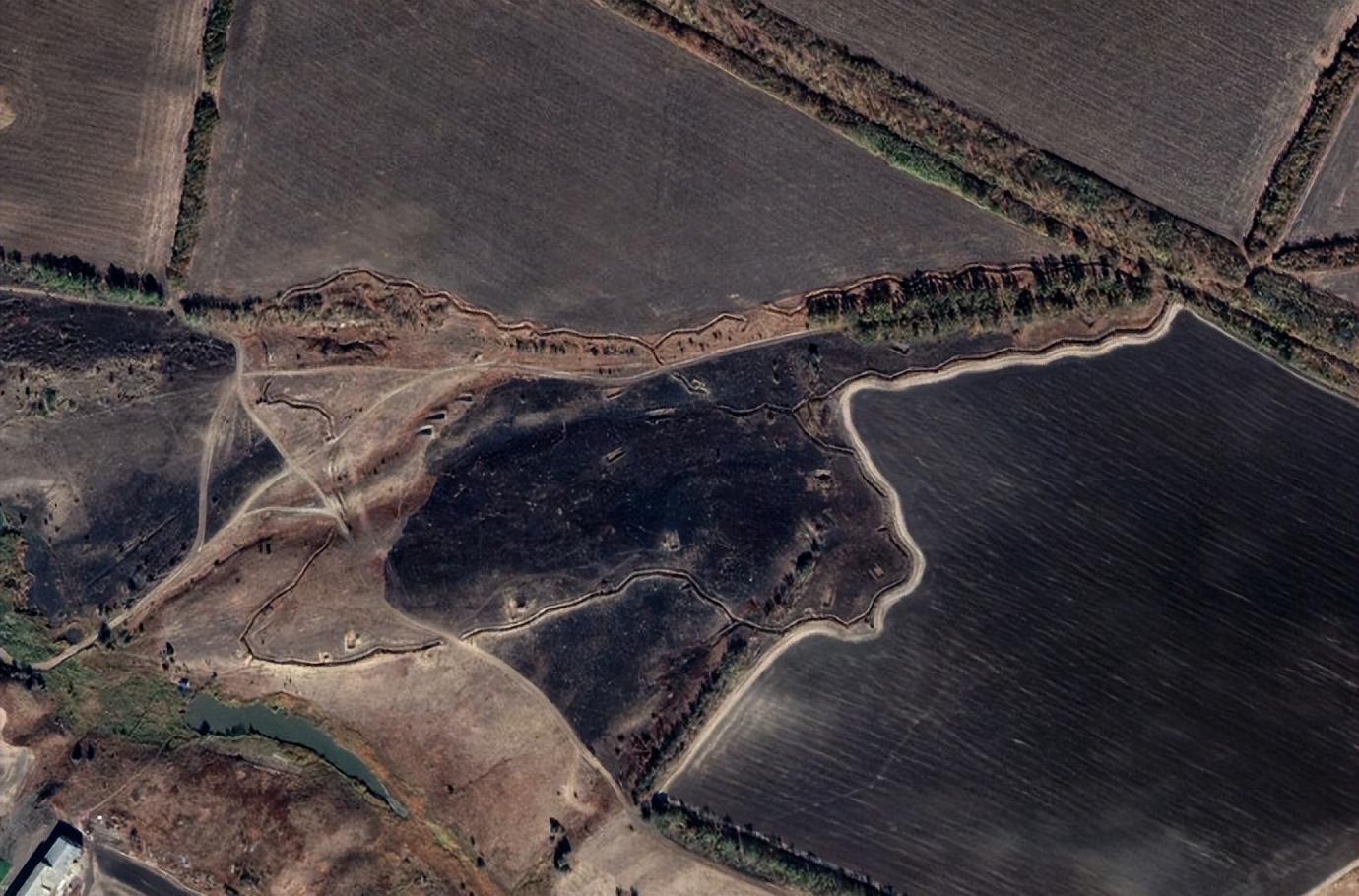 ���ڻ�ս��ʼ�����ս���������4��ʦ����3֧����������͹�ͻ�ƿ�