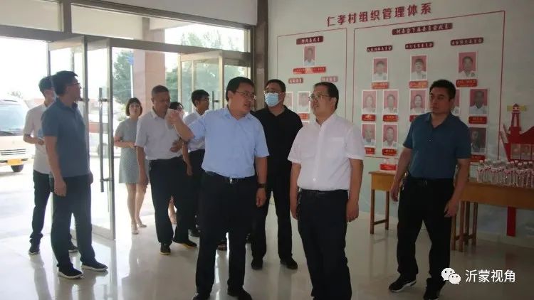 平邑市行政审批服务局党组成员、副局长赵从佗一行到温水镇调研