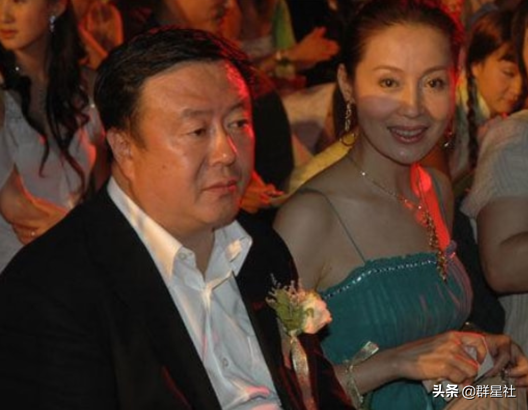 著名导演尤小刚：33岁娶田歌，二婚邬倩倩，如今现女友比他小30岁