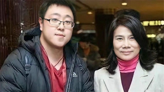 董明珠儿子(董明珠儿子：集才华与帅气于一身，37岁至今未婚，法律硕士研究生)