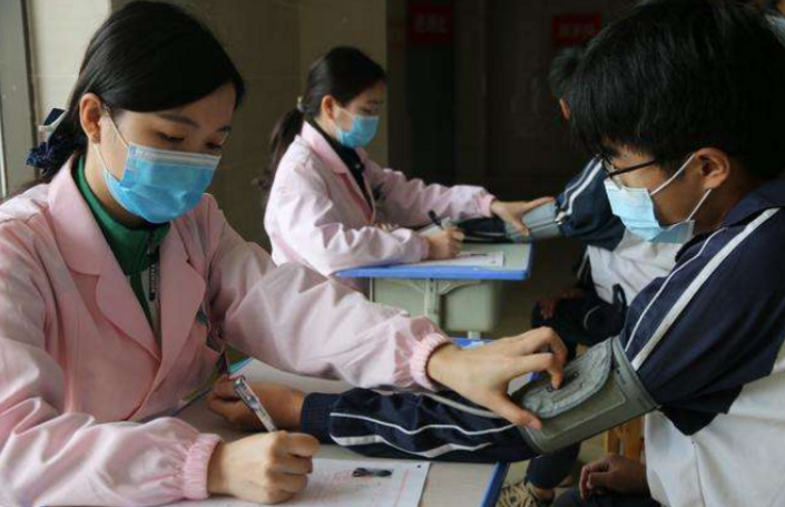 高考体检要“全部脱光”？学生们忐忑不已，医生：你以为我想看？