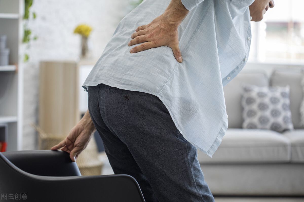 经常腰痛、腿痛？别大意，出现这5个症状，说明你腰椎间盘突出了