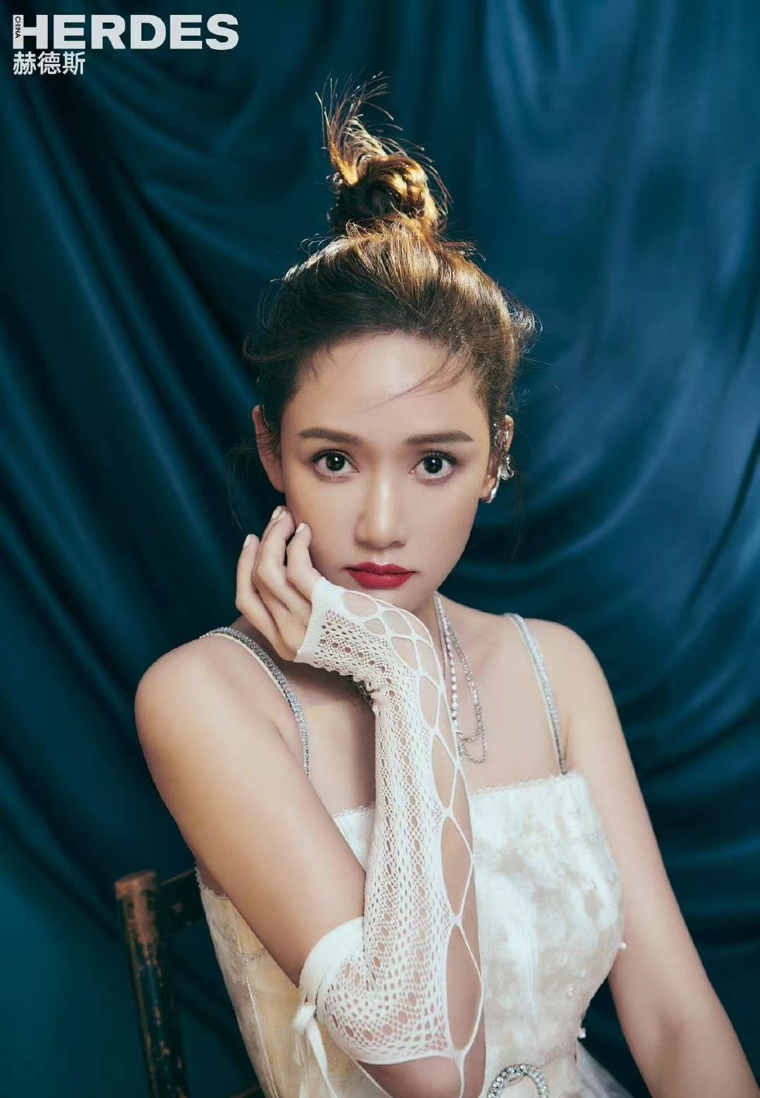 陈乔恩瘦太狠了，剪齐刘海变锥子脸像戴假发，模样大变像换了个人