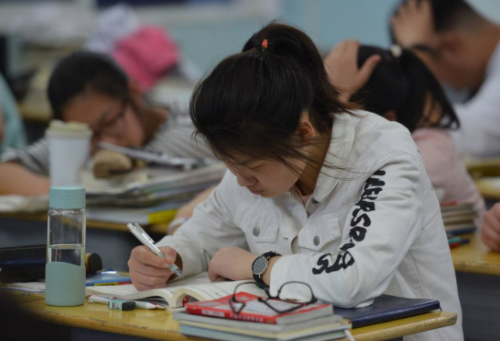 2022高考竞争或异常激烈，考生多少分有望上本科？班主任说出答案