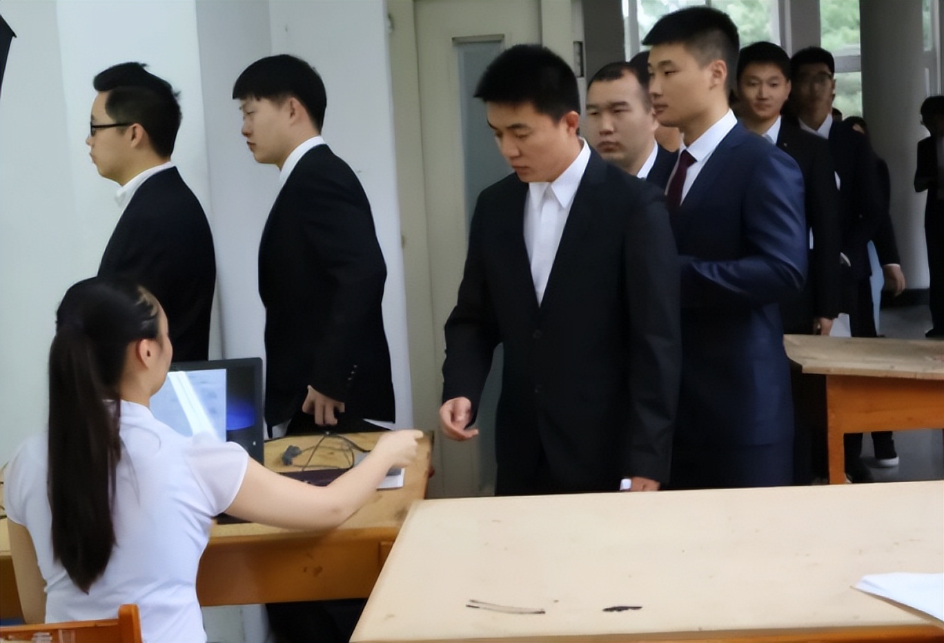 公务员迎来“新政策”，薪资待遇受到影响，部分地区已经实行？