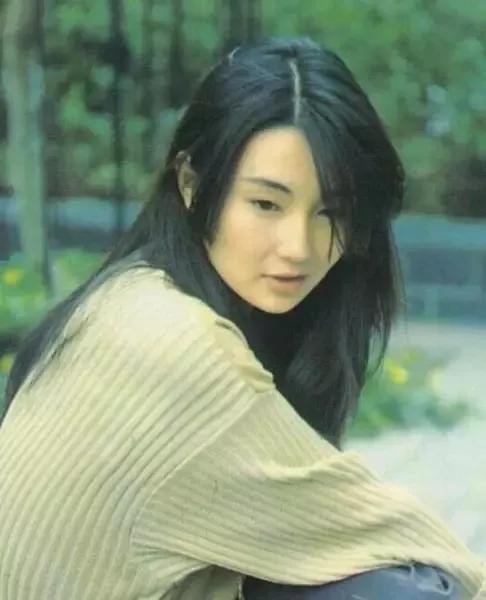 张曼玉一张照片上热搜，竟然有人评论说看不到她的美