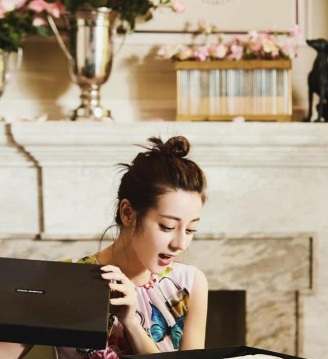 从普通销售员到收视女王，迪丽热巴的背景，远比你想象得复杂