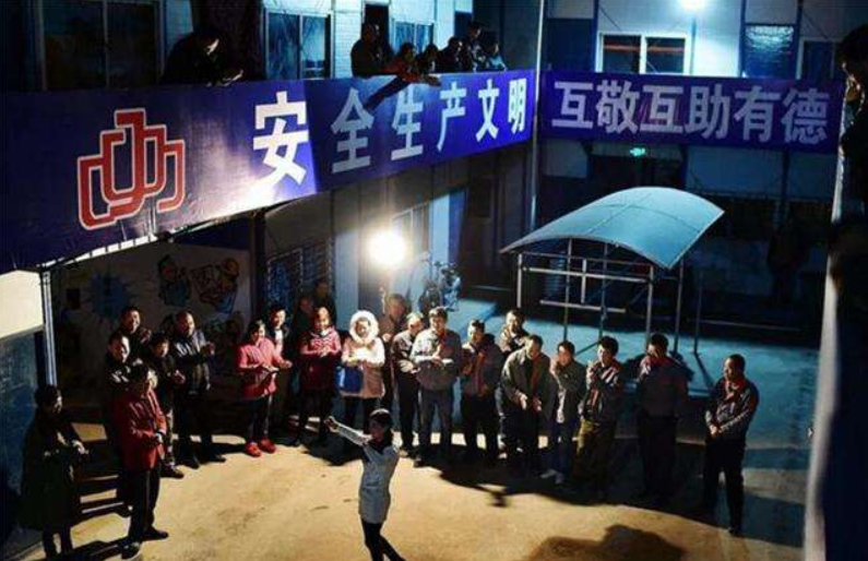 24岁外国女大学生倒追45岁农民工，今已成婚生子，计划在成都买房