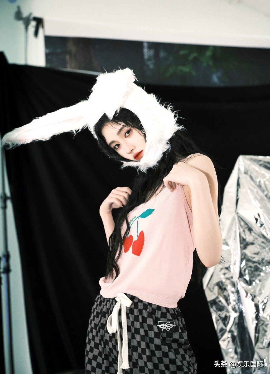 鞠婧祎生日照甜飒十足 两套造型上演反差萌