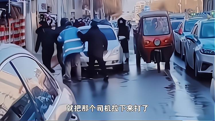 洒水车作业喷湿市民，司机被一顿摩擦，工作人员事后解释笑出了声