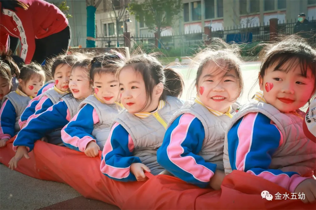 小学生足球队入场词(享运动•健体魄•悦童心—金水五幼教育集团“趣味运动周”纪实)