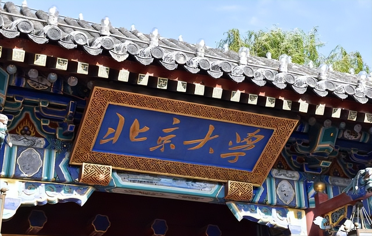 河南大学拟聘辅导员名单公布，95年北大博士抢镜，网友：太屈才了