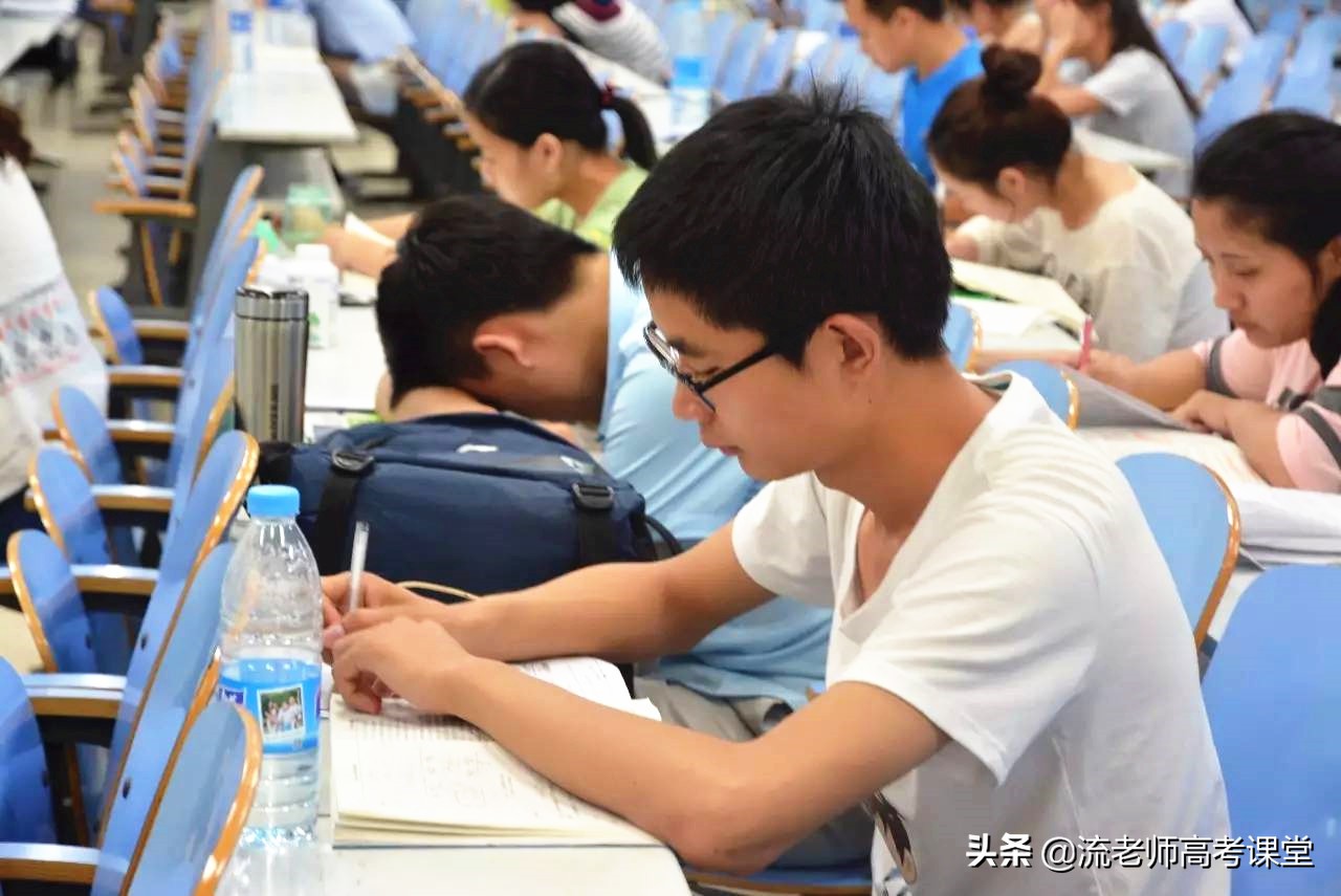 信阳师范学院一宿舍4名女生，长相甜美，才华出众，全考上研究生