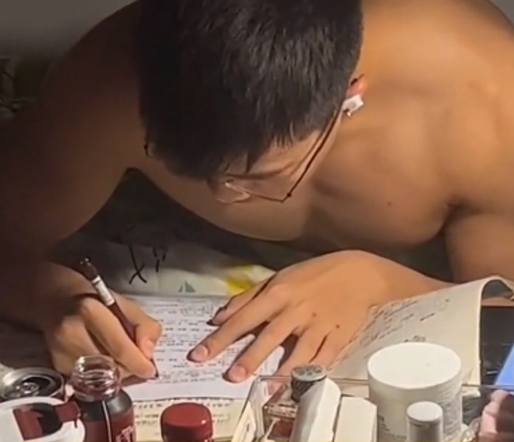 男大学生在宿舍学习，健壮的“上半身”却突然走红，你心动了吗