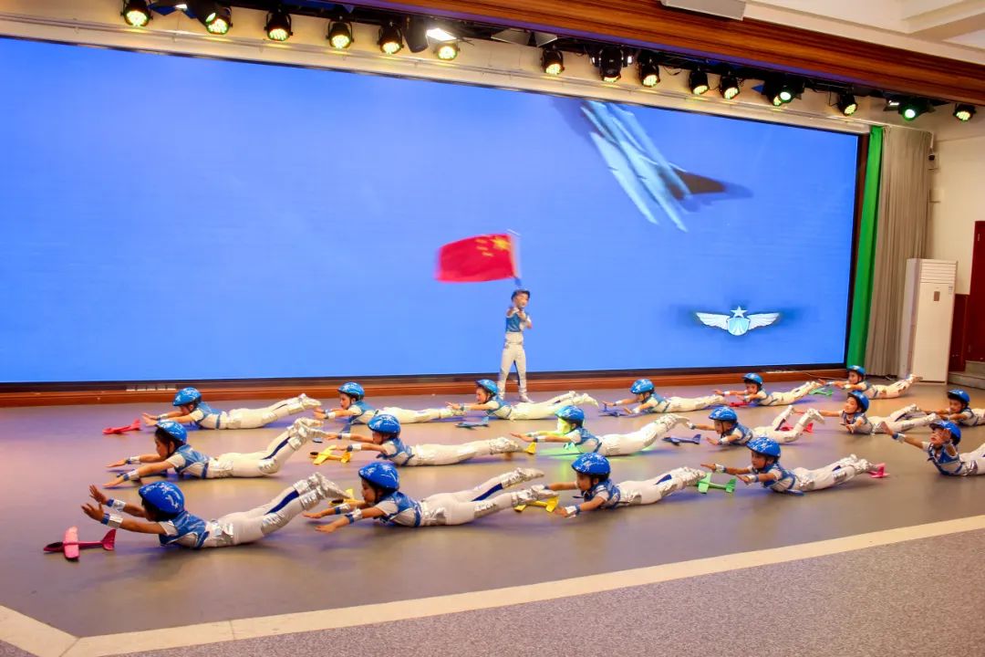 天府新区华阳实验小学举行“童星耀五月·艺术绽花开”群舞比赛