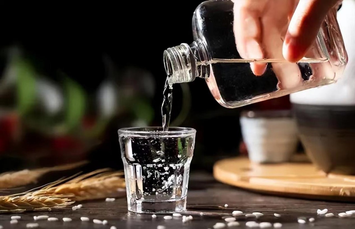 辟谣!喝完白酒"透一透"真的有用吗?是心理安慰,还是有据可依