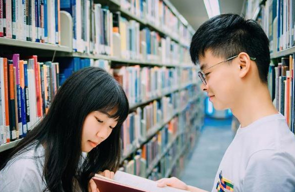 女大学生放假带男朋友回家，第二天就被家长撵走，评论区骂声一片