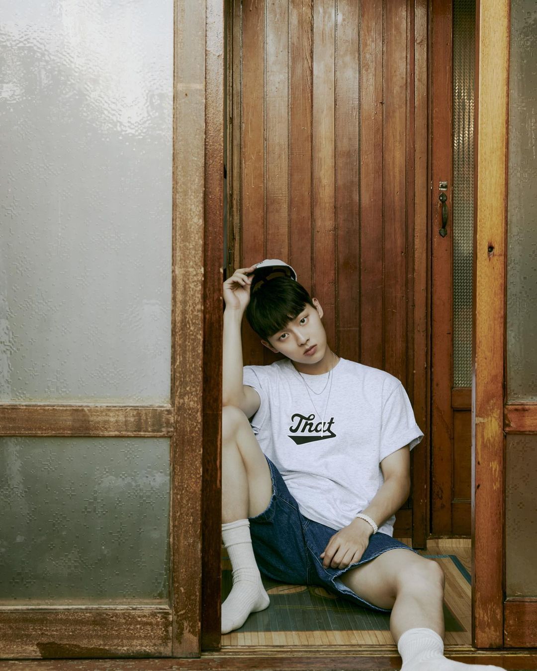 崔显旭是2002年出生,今年才20岁,可能是因为成熟出色的演技,以及都是