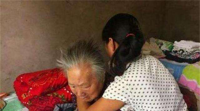 2018年,四川老汉到教育局,含泪跪求查孙女高考试卷：不信只有47分