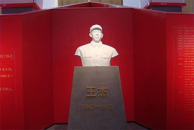 英雄王杰的8年未婚妻：王杰牺牲后不愿“改嫁”，每年都去祭拜