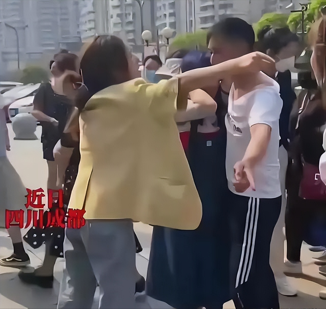 原配当街打“小三”，丈夫护“三”心切，网友喊话原配：打错人了