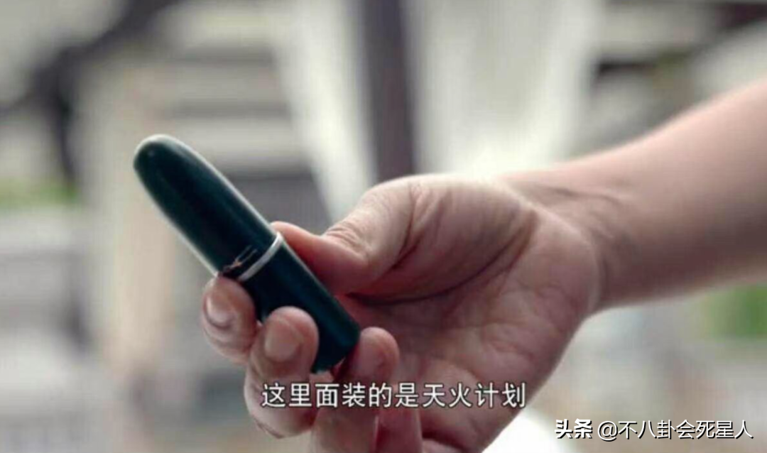 抗日剧变矫情？涂发胶抹口红，白面烧饼还嫌弃，对得起以前战士吗