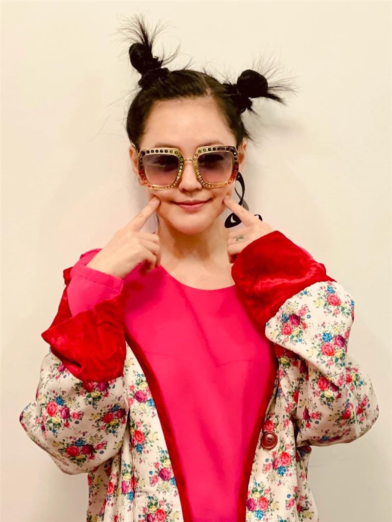 大S再婚后子女近况曝光，S妈代汪小菲教孩子骑车，婆孙合影很温馨