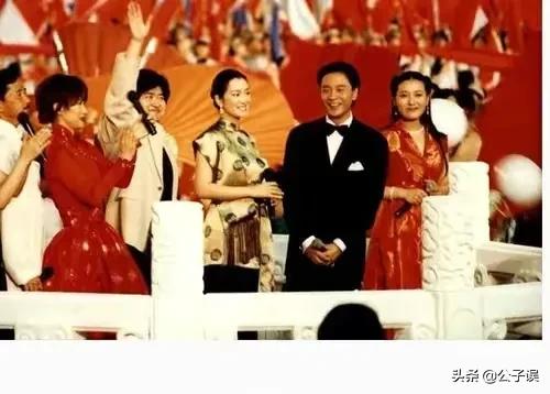 谭晶情史，青歌赛上成名，长城上开演唱会，嫁爱情高龄产子