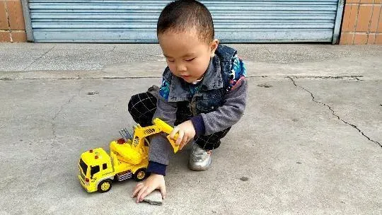 「家家母婴」为什么宝宝都爱挖掘机?背后可能藏着心理学秘密