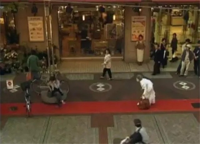 日本烟花女子74岁仍站街，街头60年一直拉客，却备受日本人尊重