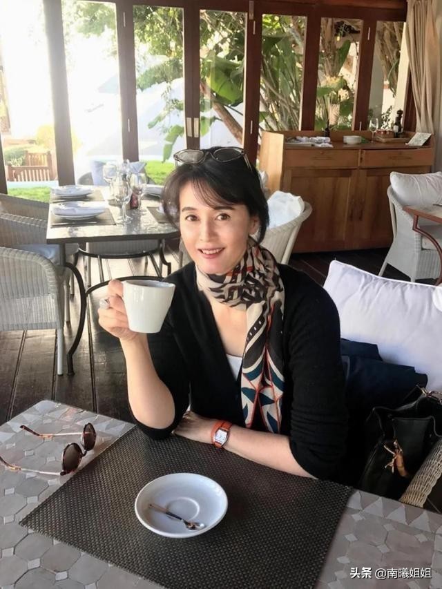 这是我见过最优雅的50+妈妈，不露腰不秀腿，却比明星还有气质