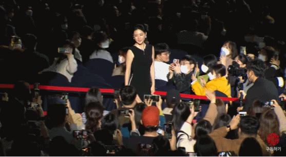 51岁李英爱绝美冻龄！“大长今”嫁入豪门13年，11岁龙凤胎颜值高