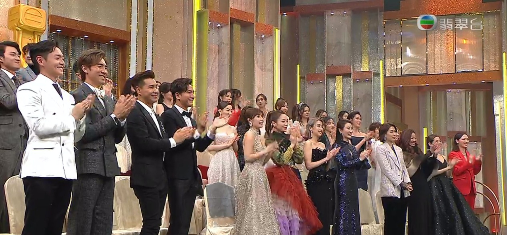 TVB颁奖礼上演宫斗，钟嘉欣痛失视后输给林夏薇是因为站错队？