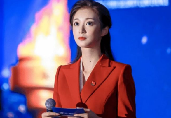 4名领诵员个个优秀，为啥唯独冯琳备受关注？杨澜一语道破玄机