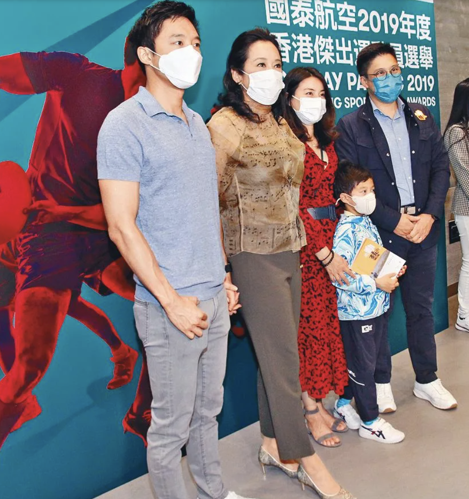 霍启刚带郭晶晶和儿子街头拉选票，亲弟弟一同现身帮宣传尽心尽力