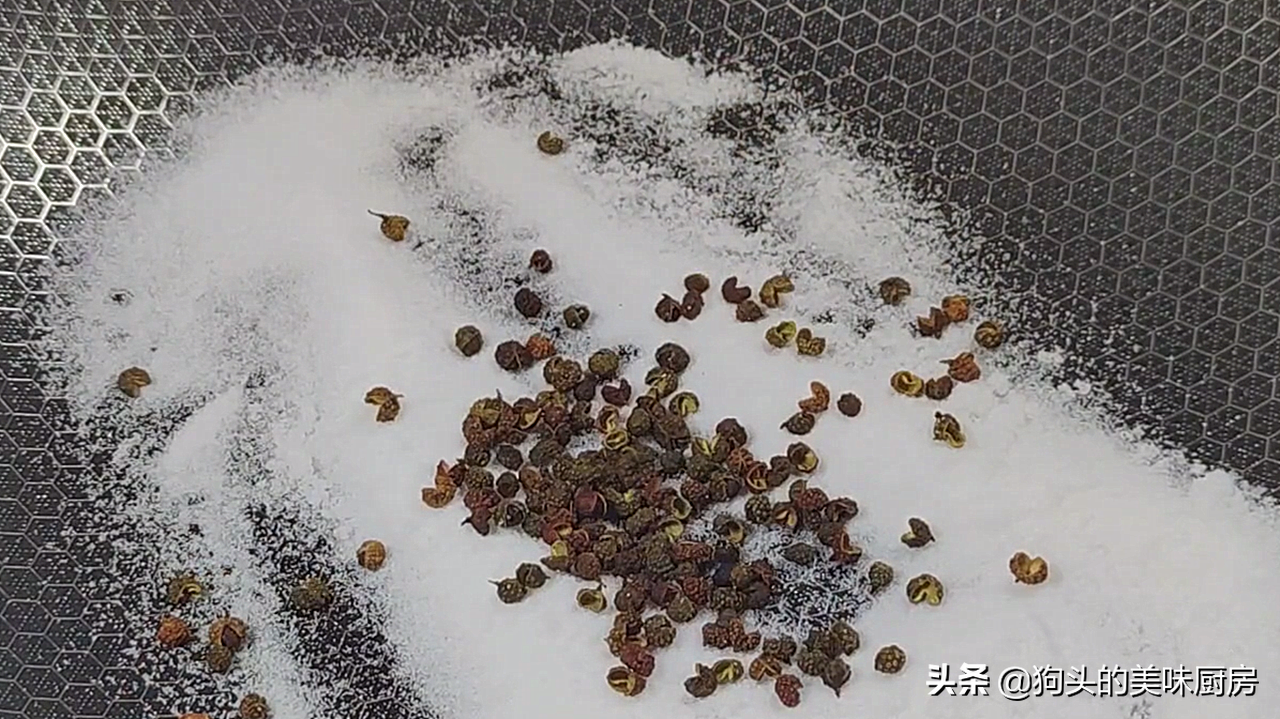 把整只鸡放到盐水中一泡，出锅皮脆肉嫩，不柴不腥，实在太厉害了