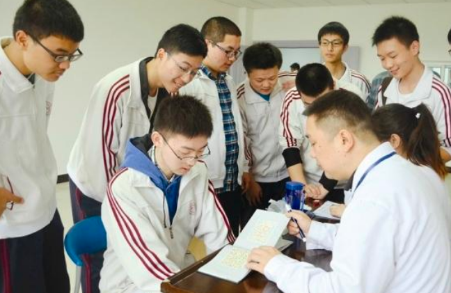 “近视眼”不能报考的5个专业，成绩再好也不行，考生要提前了解