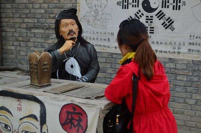 原来胡玉林平时靠在公园里摆摊为人算命为生.