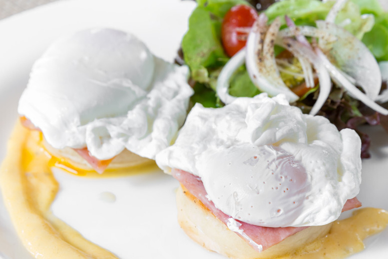 煮荷包蛋，水开直接下锅是大错，掌握2个步骤，圆润完整无飞沫